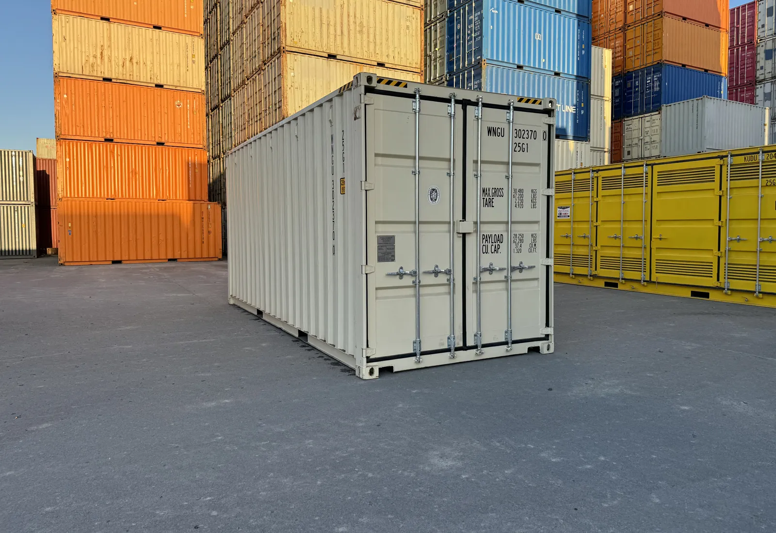 Clean 20ft shipping container available for hire